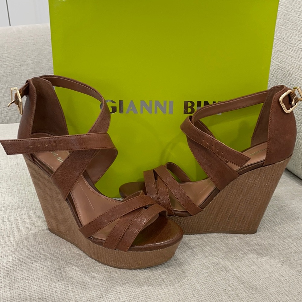 Beautiful brand new wedge with box